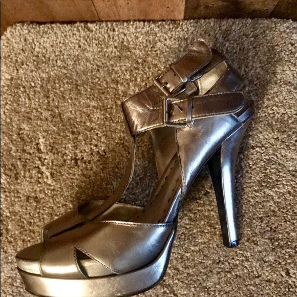 BCBgirls Devona Size 9 Platform T-Strap Heels - Picture 5 of 8